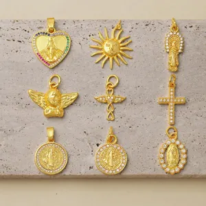 Detalles del colgante redondo de cruz religiosa de cobre microinlay de circón dorada