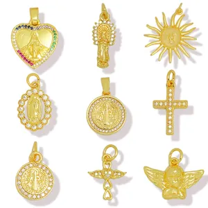 Conjunto de dijes colgantes religiosos de circón chapado en oro para joyería DIY.