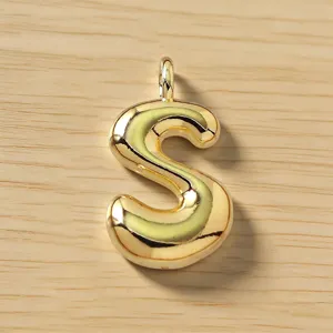 Colgante de letra S abombada dorada, detalle de abalorio alfabeto bonito para joyería fina.
