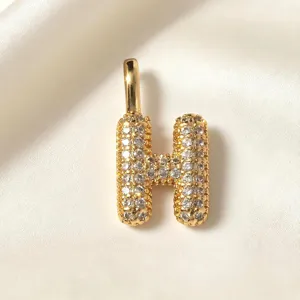 Gedetailleerd overzicht van vergulde pavé kristal letter H hanger, prachtig sieraad.