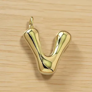 Colgante de letra V abombada dorada vista detallada, dije de alfabeto de metal brillante DIY.