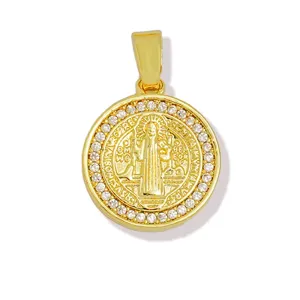 Exquisito colgante redondo chapado en oro con relieve religioso y circonitas brillantes.