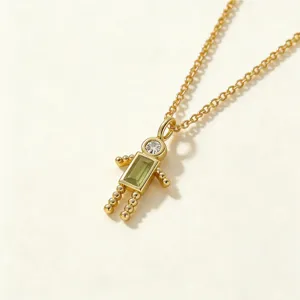 Primer plano de un collar con colgante de personita chapado en oro con piedra verde.