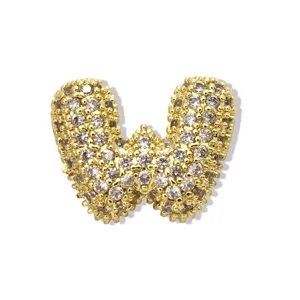Nahaufnahme des goldenen Pavé-Kristall-Buchstabenanhängers, funkelnde Strasssteine, Schmuck.