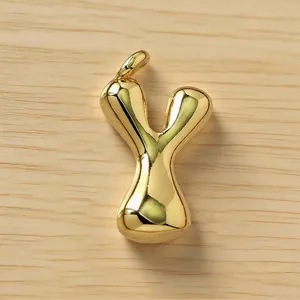 Detalle colgante letra Y inflada dorada, dije de alfabeto de metal para joyería.