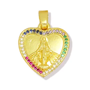 Exquisito colgante en forma de corazón de la Virgen María con circonitas cúbicas de colores.