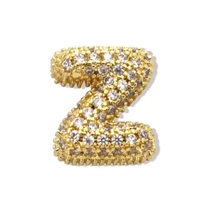 Goldener Z Buchstaben Anhänger Detailansicht, funkelnder Strass Initial Charm für DIY Halskette.