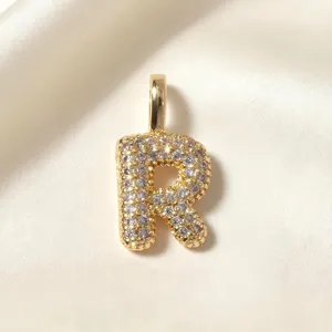 Vergulde letter R hanger detailopname, glanzende zirkonia pavé bedel accessoire fijn.