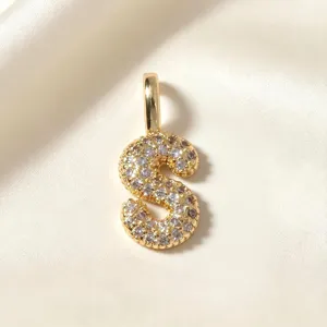 Close-up van de prachtige vergulde letter S hanger met schitterende zirkonia stenen