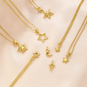 Détails de pendentifs étoile lune dorés, accessoires de bijoux en cuivre zircone gros plan.