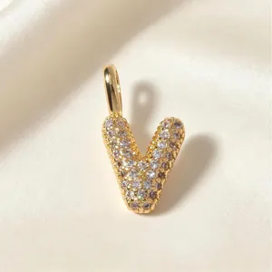 Prachtige vergulde letter V hanger bezet met sprankelende zirkoon stenen voor elegante halsketting.