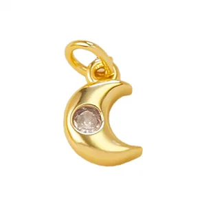 Gros plan detail du pendentif lune plaque or avec incrustation zircone pour creation bijoux.
