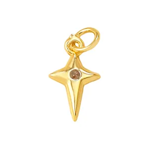 Gros plan sur le détail du pendentif étoile doré avec zircon pour création de bijoux DIY.