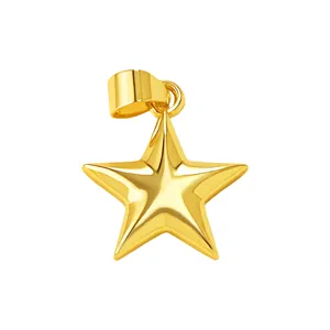 Vue en gros plan détaillée du pendentif étoile doré brillant pour accessoire de collier.