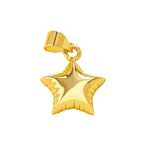 Gros plan sur les détails d'un pendentif étoile doré brillant, design bouffant pour bijoux DIY.