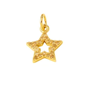 Gros plan de pendentif étoile plaqué or, serti de pierres zircones et anneau de liaison.