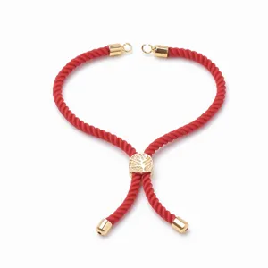 Vue detaillee de l'accessoire de bracelet en cordon rouge avec perle doree reglable.