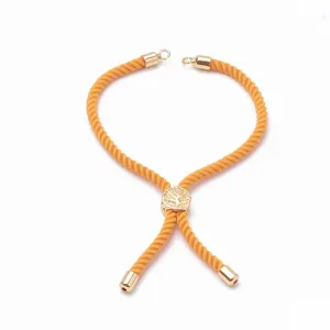 Détail de bracelet en corde torsadée orange avec embouts métalliques dorés et perle arbre de vie.