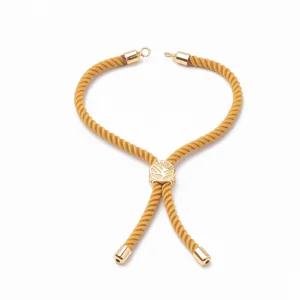 Gros plan d'un composant de bracelet en cordon jaune réglable avec curseur arbre doré.