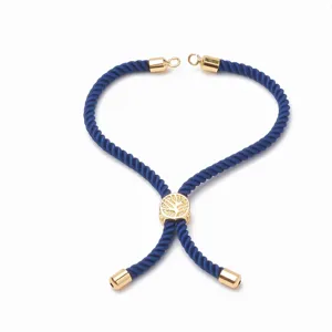 Détail de bracelet cordon bleu ajustable avec pendentif coulissant arbre de vie doré et métal.