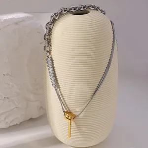 Collana a catena spessa a strati con cristalli scintillanti e ciondolo dorato elegante.
