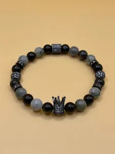 Detailansicht des Herren Kronen Perlenarmbands mit Mikropavé Zirkonia Kugeln und schwarzen Steinen.