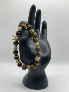 Tigerauge Perlenarmband mit Zirkonia Kugeln und Kronenanhänger, exquisites Schmuckdetail.