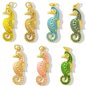 Vista detallada de dijes de caballito de mar de esmalte colorido, joyería metálica chapada en oro.