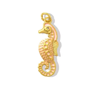 Primer plano detallado del colgante de caballito de mar esmaltado en rosa dorado para joyería.