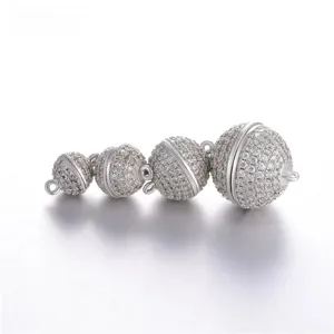 Close-up van micro-pave zirkonia bal sieraden sluitingen, DIY koperen bevindingen detail.