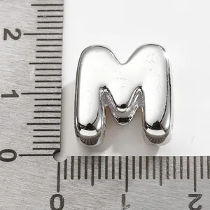 Pendentif lettre M en métal argenté pour bracelet collier fabrication de bijoux.