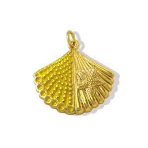 Detalle del colgante de concha chapado en oro con esmalte amarillo para joyas DIY.