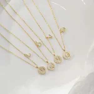 Gedetailleerd overzicht van mooie elegante koperen zirkonia alfabet letter hanger kettingen.