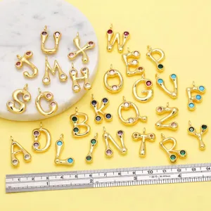 Verguld koperen alfabet letter bedels met kleurrijke zirkonia stenen voor DIY sieraden.