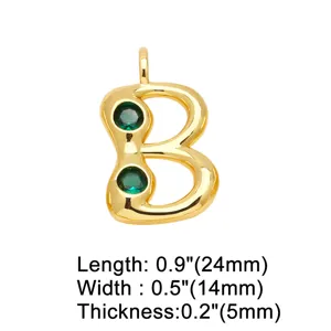 Verguld letter B hanger charm met groene zirkonia stenen voor DIY sieraden maken en hobby.