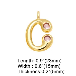 Gedetailleerd overzicht van de gouden letter C hanger met roze zirkoniastenen en maat.