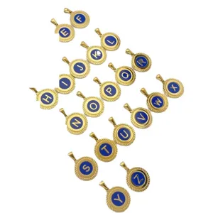 Collier pendentif lettre ronde en or avec bordure émaillée bleue, bijou initial élégant pour femmes.