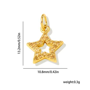 Gros plan du pendentif étoile plaqué or avec zirconias micro-sertis, charm scintillant.