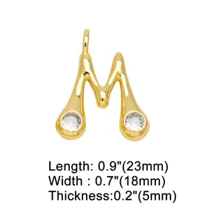 Detail van de gouden letter M hanger met zirkonia stenen en precieze afmetingen.