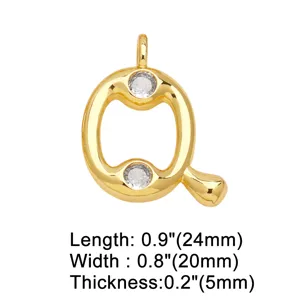 Gouden letter Q hanger detailweergave met zirkonia stenen en glanzende afwerking.