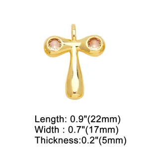 Verguld zirkonia hanger detailweergave, stijlvol dolk ontwerp sieraden accessoire.