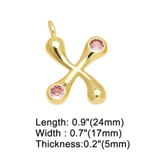 Verguld koperen hanger met sprankelende roze zirkonia in unieke druppellettervorm.