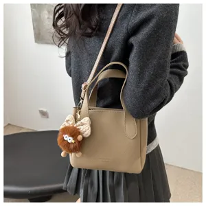Bolso cubo de estilo coreano para trabajo con patrón litchi y colgante de peluche.