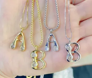Modische 18K vergoldete Buchstaben-Halskette mit funkelnden Zirkonia-Steinen für Damen.