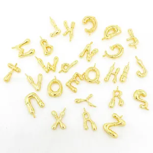 Detailopname van gouden gedraaide letterhangers, perfect voor DIY sieraden en handgemaakte knutsel.