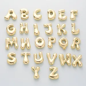 Gouden letterbedels, metallische 3D alfabet hangers voor kettingen en DIY sieraden accessoires.