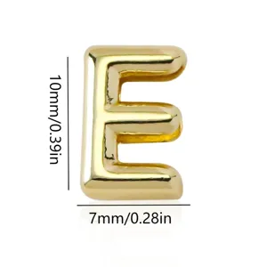 Vista dettaglio ciondolo metallo lettera E oro, accessorio charm finitura lucida dimensione.