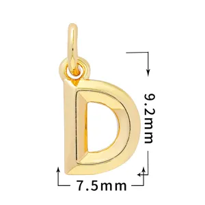 Primer plano detallado del colgante de letra D de cobre chapado en oro 18k con superficie lisa.