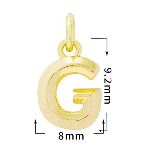 Vista detallada del colgante con letra G bañado en oro, mostrando medidas para joyería.