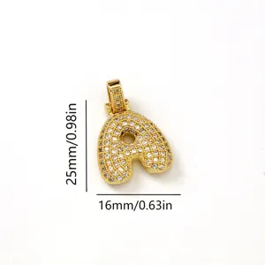 Ciondolo lettera A in zircone microincastonato oro, dettaglio con dimensioni e pietre lucenti.